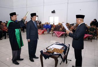 Pelaksana Tugas Bupati Bengkulu Selatan Gusnan Mulyadi SE MM saat melantik dan mengambil sumpah jabatan Yudi Satria SE MM sebagai Sekda Bengkulu Selatan 