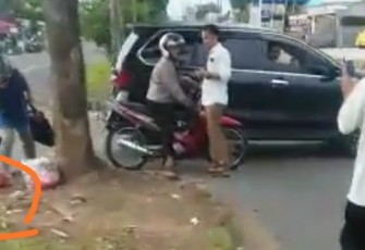 Petugas saat melakukan OTT pada warga yang buang sampah sembarangan