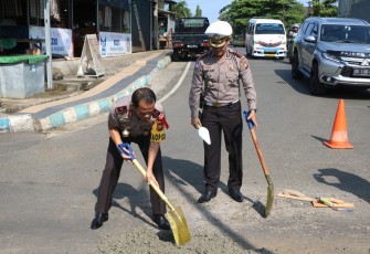 Kapolda Bengkulu saat terjun langsung tampal jalan berlubang