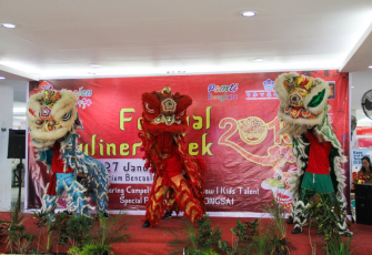 Para Pengunjung Disuguhi Pertunjukan Barongsai