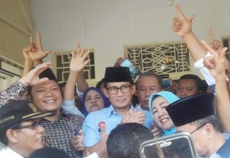 Cawapres Sandiaga Uno saat berada di Rumah Pengasingan Bung Karno, Sabtu (09/02)