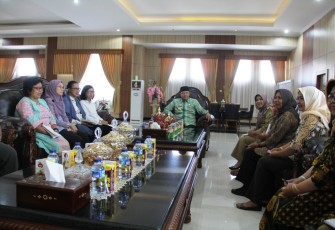Gubernur Bengkulu Rohidin Mersyah saat Audiensi bersama WCC Cahaya Perempuan dan Kedutaan Indonesia-Australia Program Kesetaraan Gender dan Pemberdayaan Perempuan, di Ruang Kerja Gubernur Bengkulu, Senin (18/02).