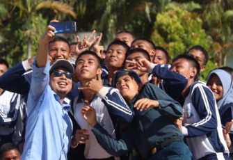 Wakil Wali Kota Bengkulu Dedy  Wahyudi saat berfoto selfie dengan para siswa baru SMAN 7