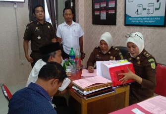 Pelimpahan Tahap 2 Terdakwa Perkara Dugaan Korupsi Pembangunan SMK IT Kota Bengkulu