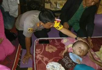 Kapolres Kaur saat mengunjungi balita penderita hidrosefalus