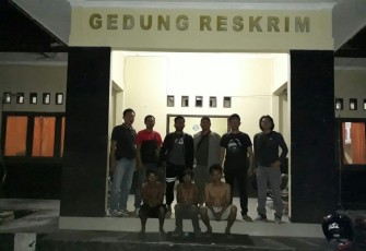 Satreskrim Polres Kaur saat mengamankan 3 orang pelaku