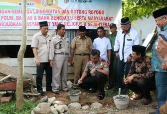 Kapolda Bengkulu Brigjen Pol Drs. Supratman, M.H saat melakukan peletakan batu pertama bedah rumah