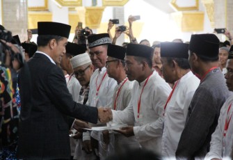 Presiden RI Joko Widodo serahkan 20 sertifikat lahan hibah masjid, pondok pesantren, TPU, dan Panti Asuhan seusai shalat Jumat di Masjid Raya Baitul Izzah
