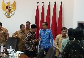 Rapat terbatas penyelesaian 1. Pemukiman di dalam HGU dan Pemukiman-Desa di kawasan lindung di Bengkulu bersma Bapak Presiden dan Wakil Presiden serta seluruh Menko, hari ini Selasa 26 Feb 2019.