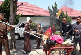 Kejari Bengkulu saat melakukan pemusnahan barang bukti dengan cara dibakar