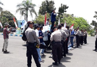 Massa saat gelar aksi demo