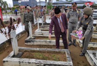 Asisten I Setda Provinsi Bengkulu Hamka Sabri Melakukan Tabur Bunga  di Taman Makam Pahlawan Bengkulu