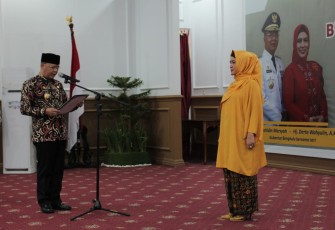 Gubernur Bengkulu Rohidin Mersyah mengukuhkan Bunda PAUD Provinsi Bengkulu Derta Wahyulin Rohidin di Balai Raya Semarak Bengkulu.