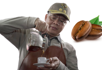 Gubernur Bengkulu Rohidin Mersyah saat meracik kopi robusta