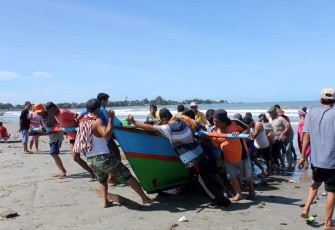 Salah satu adegan di film Botoi Botoi, nelayan gotong royong dorong sampan ke darat