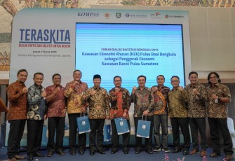 Foto bersama dalam Forum Dialog Investasi bertema ‘’KEK Pulau Baai Sebagai Penggerak Ekonomi Kawasan Barat Pulau Sumatra,’’ Jumat, 1 Maret 2019, di Hotel Kampinski Jakarta.