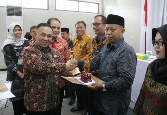 Sekda Nopian Andusti membuka kegiatan Orientasi Pelayanan Kesehatan Usia Sekolah dan Remaja serta menyerahkan Piala pemenang Lomba Sekolah Sehat tingkat Provinsi Bengkulu Tahun 2018.