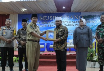 Staf Ahli Gubernur Bidang Kemasyarakatan dan SDM Muslih Z Terima Usulan Proposal Pembangunan Tersebut Diserahkan Langsung Oleh Walikota Bengkulu Helmi Hasan 