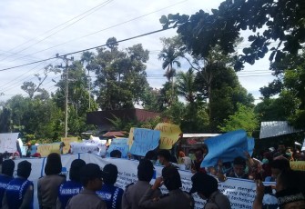 FAKAM saat gelar aksi simpatik di depan Kantor Walikota dan DPRD Kota Bengkulu