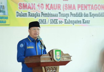 Gubernur Rohidin, saat berkunjung ke SMA Pentagon, Kabupaten Kaur, (12/04/2019).