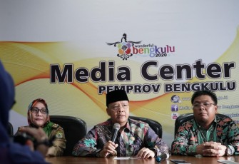 Gubernur Bengkulu Rohidin Mersyah pada Konferensi Pers terkait Pencanangan 10 Persen Rasio Desa Berlistrik di Provinsi Bengkulu dan Peresmian Desa Berlistrik di Kabupaten Kaur, di Ruang Media Center Pemprov Bengkulu, Selasa (23/04).