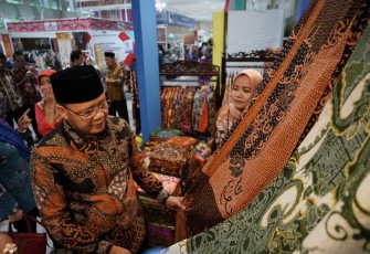 Gubernur Bengkulu Rohidin Mersyah saat mengunjungi stand pameran di Jakarta
