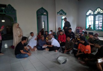 Gubernur Serahkan Bantuan Pada Korban Banjir