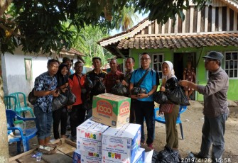 Penyerahan sembako dengan kepala Desa Tanjung dalam Kecamatan Tetap
