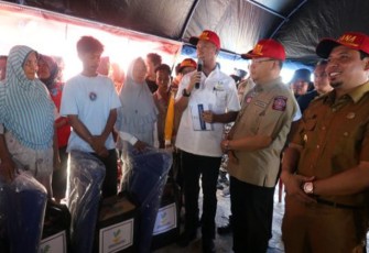 Wakil Wali Kota Bengkulu Dedy Wahyudi Ikut Mendampingi Menteri Sosial RI  Agus Gumiwang Kartasasmita Memberikan Bantuan Kepada Korban Banjir 