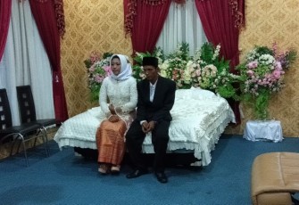 Pasangan Maireza Saputra dan Yuis Pratama Sari Warga Kelurahan Pasar Bengkulu Yang Mendapat Kesempatan Pertama Kali Untuk Berbulan Madu di Balai Kota 