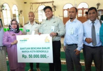 Warga Terima Bantuan Dari Bank  Syariah Mandiri 