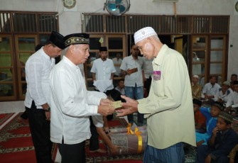 Plt. Bupati Asahan, Surya saat memberikan santunan kepada kaum dhuafa dalam kegiatan Safari Ramadhan 1440 H di Mesjid Nurul Ikhsan, desa Mekar Sari, Buntu Pane. Senin, (13/5/2109). Foto : Diskominfo Asahan/KlikWarta.com