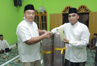 Sekda Kab. Asahan, Taufik ZA memberikan bantuan kepada BKM Mesjid Nurul Amin.