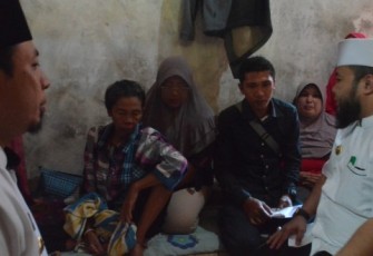Wali Kota Bengkulu Helmi Hasan dan Rombongan Dalam Program JSPS di Kediaman  Sukma (61) Penderita Sakit Kanker Payudara