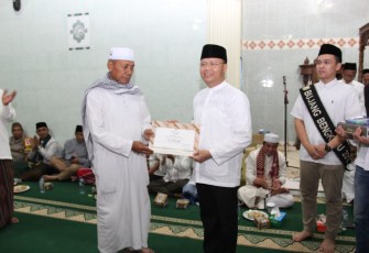 Gubernur Bengkulu Rohidin Mersyah Beri Bantuan  Masjid Jamik Al-Azhar Pasar Muara Aman Kecamatan Lebong Utara Kabupaten Lebong