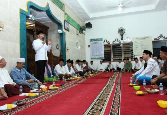 Gubernur Bengkulu Rohidin Mersyah usai salat tarawih