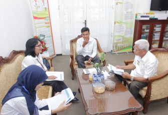 Plt Bupati Kabupaten Asahan Surya Menerima Berita Resmi Statistik Dari BPS Kabupaten Asahan 