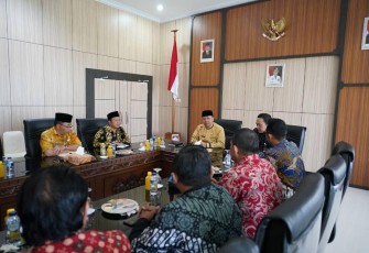 Gubernur Bengkulu Rohidin Mersyah didampingi para Pejabat Pemprov Bengkulu saat menerima Direktur LPDUK Agus Hardja Santana bersama jajaran