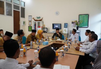 Gubernur Rohidin Mersyah saat menyambangi Kantor PLN Bengkulu