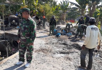 Perwira Seksi Yang Selalu "Perhatikan" Prajurit di Lokasi TMMD