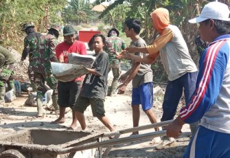 Wajib Hukumnya Bagi Para Anggota Satgas TMMD Untuk Melekat Dengan Rakyat