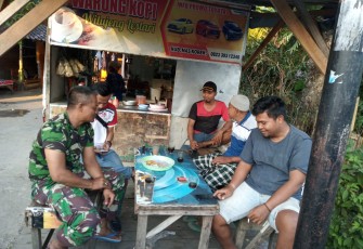 Istirahat Sore Dimanfaatkan anggota Satgas TMMD ke 105 Bercengkrama dengan Warga