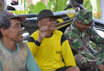 Bersenda Gurau Dengan Warga Bisa Hilangkan Rasa Capek