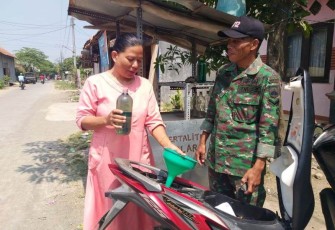 Satgas TMMD Tegal  berbincang dengan warga