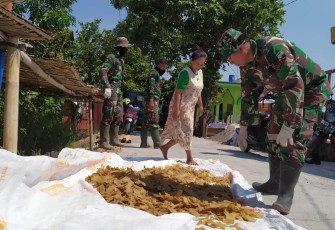 TNI Dorong Warga Sasaran TMMD Untuk Kembangkan Usaha Kerupuk