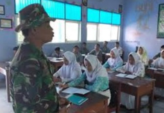 Anggota Satgas Sempatkan Sosialisasi Rekrutmen Anggota TNI