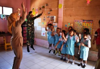 Satgas TMMD Tegal Ajak Ceria Siswa siswi PAUD Desa Jatimulya