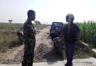 Pelda Rusgiharto anggota TMMD Reguler Kodim Tegal didampingi Babinsa lakukan pengecekan jalan