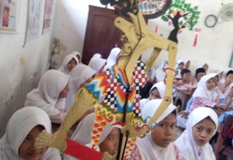 Tentara "Susupkan" Wayang Kulit Ke Sekolah-sekolah
