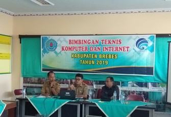Kepala Dinkominfotik Kabupaten Brebes Johari SH saat memberikan arahan